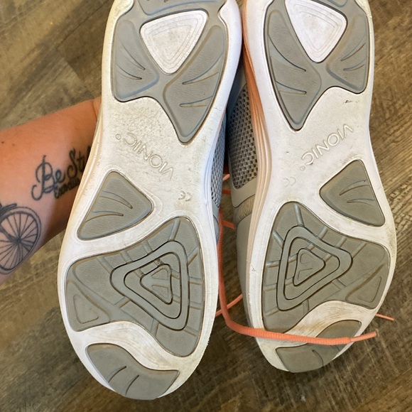 Vionic tennis shoe size 10 - Picture 2 of 8